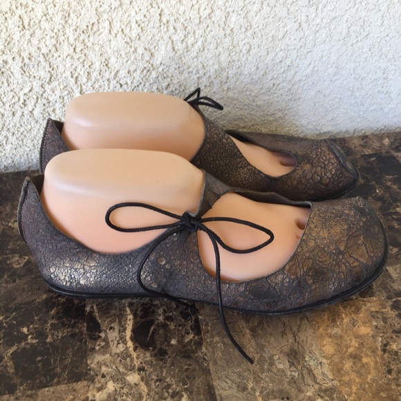 Cydwoq Shoes - Cydwoq Metallic Crackled Mary Jane Flats Size 38